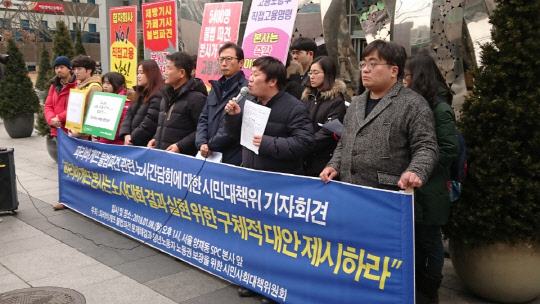 8일 서울 양재동 SPC 사옥 앞에서 열린 파리바게뜨 불법 파견 문제 해결을 위한 시민사회대책위원회 기자회견에서 안진걸 참여연대 사무처장(오른쪽 두번째)이 입장을 발표하고 있다.